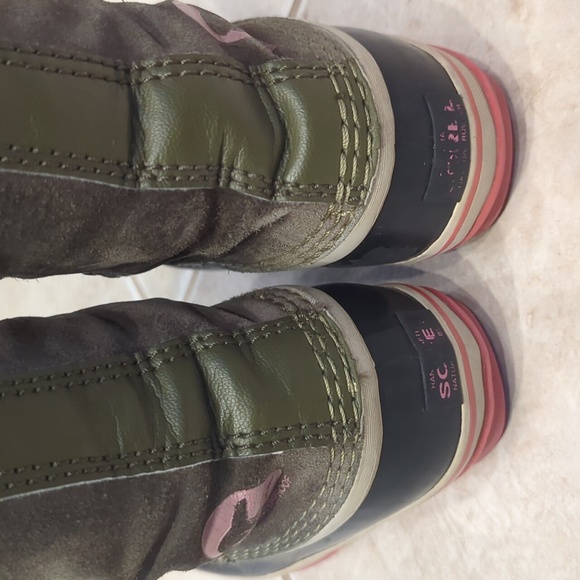 Girls size 2 Sorel winter fur boots, olive green, black and pink - Picture 6 of 11